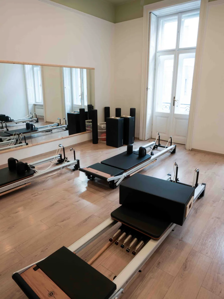 A BodyStudy stúdió világos, tükrös terme Pilates gépekkel, Budapest belvárosában